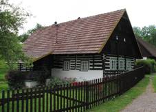 tpanice (bislavice), roubenka za plotem.jpg