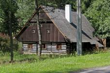 St�edn� ��st Kounova, vlevo pam�tkov� chr�n�n� b�val� �kola
