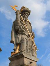 Lhota u Nhoan - sochy svatch u ke na nvsi.jpg