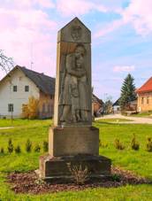 Lhota u Nhoan pomnk padlch.jpg