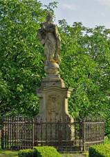 Socha Panny Marie Immaculaty - celkov pohled 1.jpg