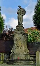 Socha svatho Antonna Padunskho se zvonikou.jpg