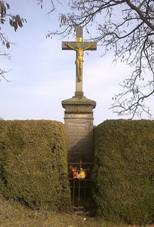 Krucifix mezi obc Provoz a Doly.jpg