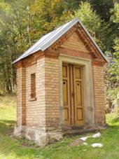 Chapel in ediviny near road to Nedvz.JPG