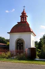 https://upload.wikimedia.org/wikipedia/commons/thumb/8/87/Ohni%C5%A1ov%2C_Z%C3%A1krav%C3%AD%2C_chapel.jpg/800px-Ohni%C5%A1ov%2C_Z%C3%A1krav%C3%AD%2C_chapel.jpg