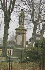 Chmelovice - sochy na nvsi.jpg