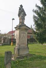 Hluiky socha svatho Jana Nepomuckho.JPG