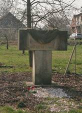 Hrobiany pomnk obtem vlek.JPG