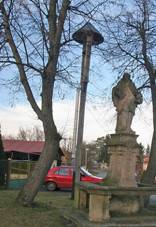 Sloup se sochou sv. Jana Nepomuckho (aplava).JPG