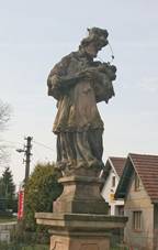 Sloup se sochou svatho Jana Nepomuckho ve Sbi.JPG