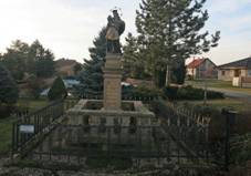 Sloup se sochou se sochou sv. Jana Nepomuckho (Ohniany).JPG