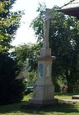 Kaple Navtven Panny Marie, postaven v roce 1922 k uctn pamtky padlch v I. sv. vlce, obnoven z prostedk rodk ijcch v Nmecku