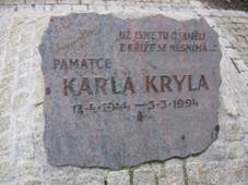 https://upload.wikimedia.org/wikipedia/commons/thumb/3/3b/Karel_Kryl_-_pam%C4%9Btn%C3%AD_deska_v_Nov%C3%A9m_Ji%C4%8D%C3%ADn%C4%9B.JPG/1280px-Karel_Kryl_-_pam%C4%9Btn%C3%AD_deska_v_Nov%C3%A9m_Ji%C4%8D%C3%ADn%C4%9B.JPG
