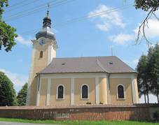 Stachovice, kostel z boku.jpg