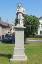 Socha Jana Nepomuckho na upraven nvsi, vzadu dm . p. 2