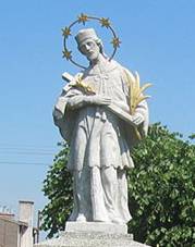 Socha Jana Nepomuckho na upraven nvsi, vzadu dm . p. 2