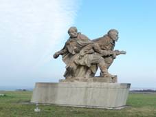 Pamtnk druh svtov vlky v Hrabyni souso rudoarmjce a vojka eskoslovensk armdy.jpg