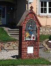 Kamenec (Holasovice), kapli&ccaron;ka.JPG