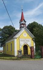 Kaple se h&rcaron;bitovem na rozcest, sm&ecaron;r Skrochovice a Lod&ecaron;nice (doprava)