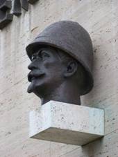 Holice, Pamtnk Dr. Emila Holuba, busta.jpg