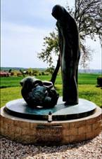 Pomnk obtem vlky Holice.jpg