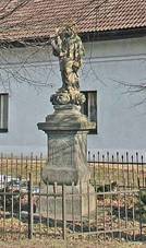 https://upload.wikimedia.org/wikipedia/commons/thumb/9/90/Holice_-_socha_Svat%C3%A9ho_Jana_Nepomuck%C3%A9ho_v_Podhr%C3%A1zi.jpg/800px-Holice_-_socha_Svat%C3%A9ho_Jana_Nepomuck%C3%A9ho_v_Podhr%C3%A1zi.jpg