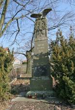 Kasalice zvonika a pomnk padlm.JPG