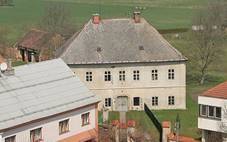 Lzn Bohdane - pohled na faru z obydl vnka.JPG