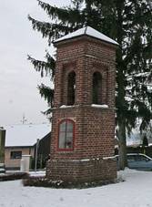 Osiky - zvonika a kek na nvsi.JPG