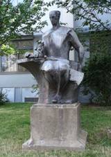 Pardubice, Palackho tda, socha (01).jpg