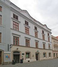 Mstsk dm, Sv. Aneky esk 30, Pardubice.JPG