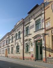 Mstsk dm, Jindisk 747, Pardubice.JPG