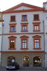 Dum U Zlateho beranka, Pernstynske nam. 79, Pardubice (01).JPG