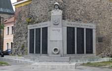 Pardubice, nmst Republiky, zvonice, pomnk.jpg