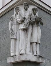 Pardubice, Sukova tda, Pernerova 168, sochy na nro.jpg