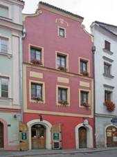 Mstsk dm, Kosteln 100, Pardubice.JPG