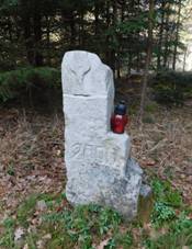 Pamtn kmen nad Hejlovkou severn od Hodjovic (Q107163978).jpg