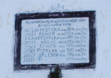 Ddovice (Ostrovec). Deska na poest padlm z obce. (4).jpg