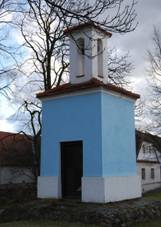 https://upload.wikimedia.org/wikipedia/commons/thumb/2/27/Jamn%C3%BD_Z%C3%A1ho%C5%99%C3%AD._Kaple_v_obci._%282%29.jpg/800px-Jamn%C3%BD_Z%C3%A1ho%C5%99%C3%AD._Kaple_v_obci._%282%29.jpg