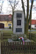 https://upload.wikimedia.org/wikipedia/commons/thumb/7/76/Jamn%C3%BD_Z%C3%A1ho%C5%99%C3%AD._Pomn%C3%ADk_padl%C3%BDm_v_obci._%283%29.jpg/800px-Jamn%C3%BD_Z%C3%A1ho%C5%99%C3%AD._Pomn%C3%ADk_padl%C3%BDm_v_obci._%283%29.jpg