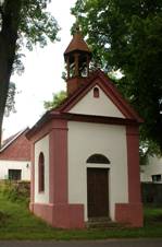 https://upload.wikimedia.org/wikipedia/commons/thumb/5/54/Mladotice_%28Drhovle%29_chapel_01.JPG/800px-Mladotice_%28Drhovle%29_chapel_01.JPG