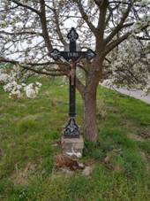 K u rozcest severn od obce Slabice.jpg