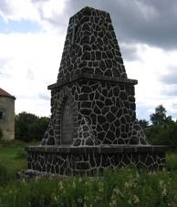 https://upload.wikimedia.org/wikipedia/commons/thumb/0/0d/Kaple_a_pomnik_na_Ovcim_vrchu.JPG/1024px-Kaple_a_pomnik_na_Ovcim_vrchu.JPG