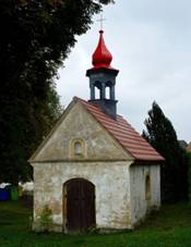 https://upload.wikimedia.org/wikipedia/commons/thumb/f/fd/Pol%C3%ADnka%2C_kaple.JPG/800px-Pol%C3%ADnka%2C_kaple.JPG