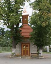 https://upload.wikimedia.org/wikipedia/commons/thumb/8/8d/Chocenick%C3%BD_%C3%9Ajezd_chapel_01.JPG/800px-Chocenick%C3%BD_%C3%9Ajezd_chapel_01.JPG