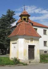 https://upload.wikimedia.org/wikipedia/commons/thumb/a/aa/Kaple_v_Plzni_-_Hradi%C5%A1ti_%28Q37292955%29.jpg/1024px-Kaple_v_Plzni_-_Hradi%C5%A1ti_%28Q37292955%29.jpg