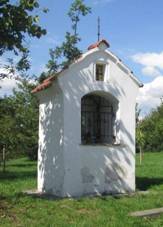 https://upload.wikimedia.org/wikipedia/commons/thumb/3/30/Kapli%C4%8Dka_nad_Hradi%C5%A1t%C4%9Bm_u_Plzn%C4%9B_%28Q66057229%29.jpg/1024px-Kapli%C4%8Dka_nad_Hradi%C5%A1t%C4%9Bm_u_Plzn%C4%9B_%28Q66057229%29.jpg