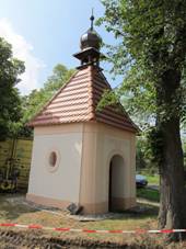 https://upload.wikimedia.org/wikipedia/commons/thumb/6/65/Senec_-_kapli%C4%8Dka.JPG/800px-Senec_-_kapli%C4%8Dka.JPG