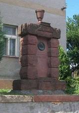https://upload.wikimedia.org/wikipedia/commons/thumb/8/8c/Husitsk%C3%BD_pam%C3%A1tn%C3%ADk_ve_Vochov%C4%9B_%28Q66055090%29.jpg/1024px-Husitsk%C3%BD_pam%C3%A1tn%C3%ADk_ve_Vochov%C4%9B_%28Q66055090%29.jpg