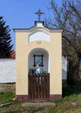 https://upload.wikimedia.org/wikipedia/commons/thumb/a/af/Kole%C5%A1ovice%2C_He%C5%99manov%2C_chapel.jpg/800px-Kole%C5%A1ovice%2C_He%C5%99manov%2C_chapel.jpg